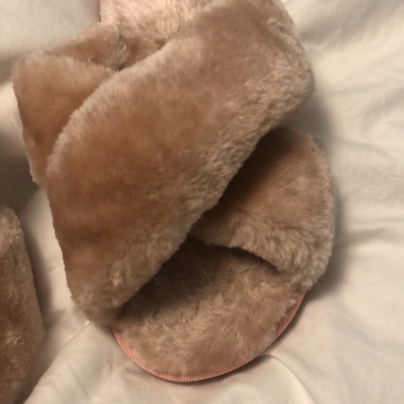 Pink fuzzy slippers - Picture 3 of 4